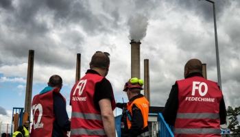 Francijā streikos apturētas visas naftas pārstrādes rūpnīcas; valstī sāk trūkt degviela