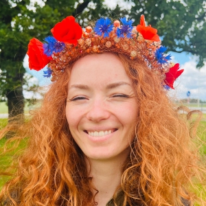 Elza Āriņa zīmju valodā palīdz ieraudzīt valodu tiem, kuri nespēj sadzirdēt