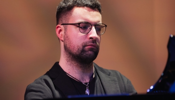 Pianists Georgs Kjurdians Emīla Dārziņa koncertzālē Baha un Bēthovena mūzikā