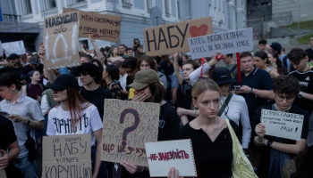 Ukrainā pieaug kritika pret Zelenska veiktajām izmaiņām korupcijas apkarotāju darbā