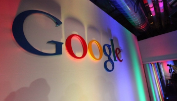 EK nosaka «Google» rekordlielu 2,42 miljardu eiro sodu par negodīgu konkurenci