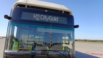 Вчера в аэропорту "Рига" тестировали автобус на водородном топливе. За этим - будущее?