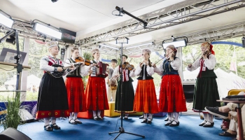 Studijā muzicē un emocijās dalās Liepājas bērnu un jaunatnes folkloras kopa “Ķocis”