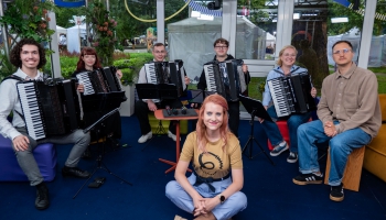 Svētku studijā – Niklāvs Kurpnieks, Natālija Meļņikoviča un akordeonistu ansamblis