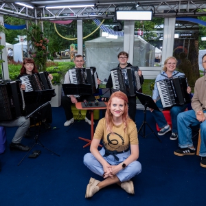 Svētku studijā – Niklāvs Kurpnieks, Natālija Meļņikoviča un akordeonistu ansamblis