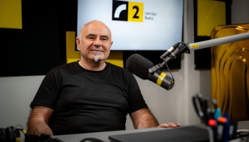 „Dziesmas tika krātas gadu gadiem” - Oļega Einberga "Smilšu pilis"