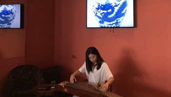 Ķīniešu gudžeņ virtuoze Miao Cjina un čehu tautas mūzikas grupa "Hradišt'an"