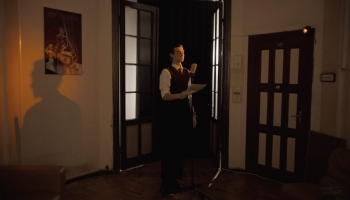 Kinokameru gaismā Latvijas Radio ēka Doma laukumā