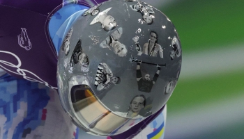 Par spīti aizliegumam, ukraiņu skeletonists plāno startēt ar kara upurus pieminošo ķiveri 