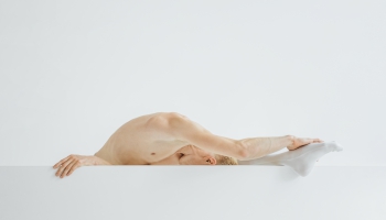 Maskulīnā kustība fotogrāfes Aigas Rēdmanes izstādē 'Dejot"