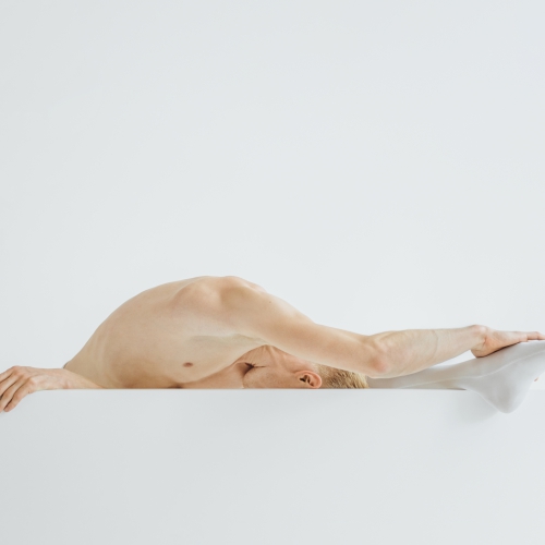 Maskulīnā kustība fotogrāfes Aigas Rēdmanes izstādē 'Dejot"