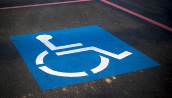 «Из блатной машины вышел холёный парень»: всегда ли парковки инвалидов занимают инвалиды?