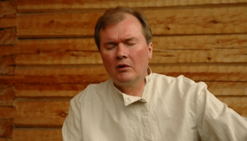 Par rūnu dziesmām Somijā vēsta "Runolaulu-Akatemia" direktors Pekka Huutu-Hiltunens