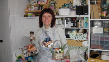Lilija Ziediņa Skrīveros no ziepēm darina puķes, kūkas gabaliņus, sēnes un citas lietas