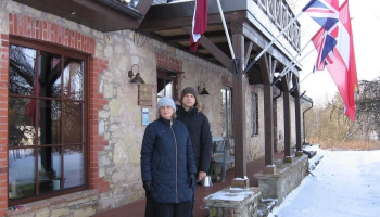 Kārļu muižas saimnieki uzņem sēņotājus no Japānas un pēta vietējo vēsturi