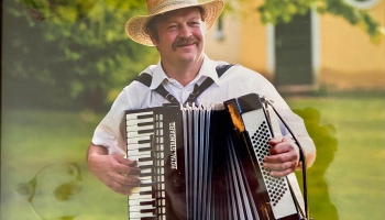 Uz barikādēm ar akordeonu un visu mūžu cauri mūzikas laukiem. Saruna Armandu Trambicki