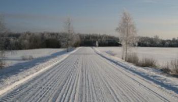 Sniega dēļ joprojām apgrūtināta braukšana visā valsts teritorijā