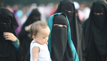 Britu eksministram Džonsonam sievietes musulmaņu galvassegās izskatoties pēc pastkastītēm