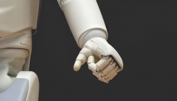 Piecelieties, robottiesa nāk: Vai mākslīgais intelekts varētu aizstāt tiesnešu darbu?