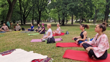 Кундалини-йога в парке Кронвалда: легко делать трудные вещи