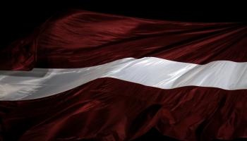 Vai zini, kā Latvijas nacionālais karogs kļuva par Latvijas valsts karogu?