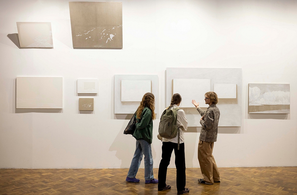 Andris Kaļinins un skatītāji pie viņa darbiem 