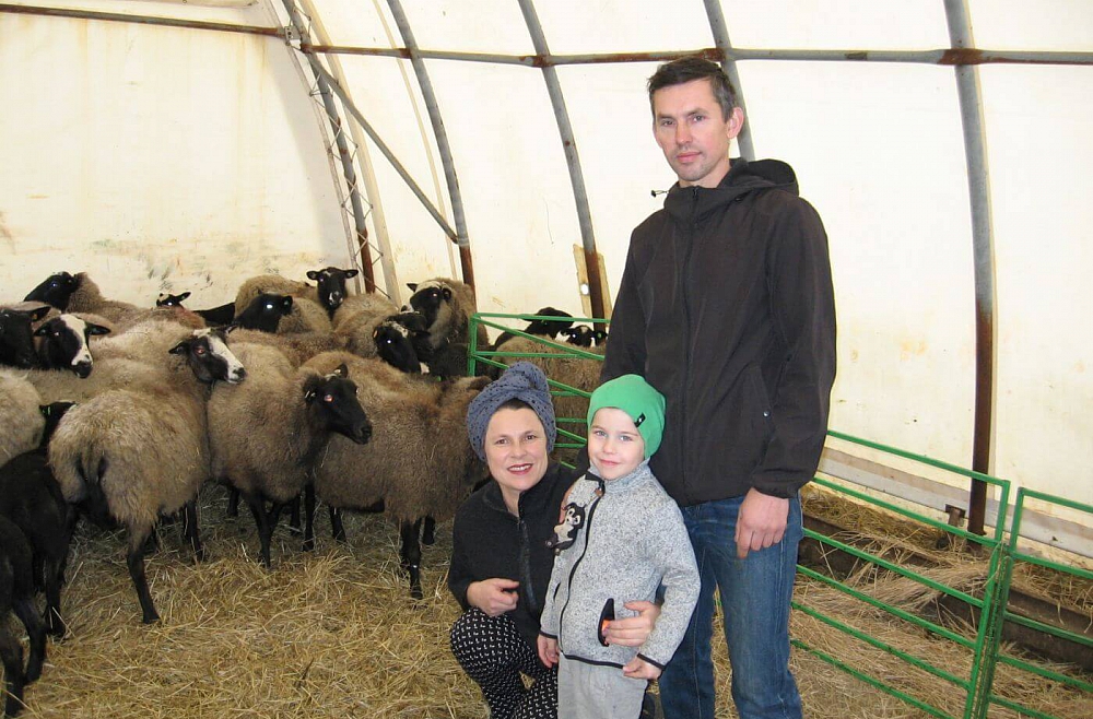 Jana un Andris Berki Tārgalē audzē aitas un gatavo arī aitas gaļas čipsus