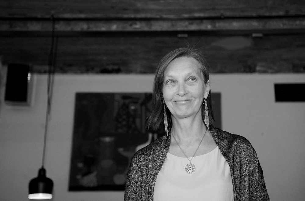 Pāvilostā atklāta piemiņas izstāde gleznotājai Aijai Zariņai "Maigais svārsts"