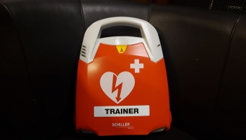 Publiskās vietās būs jāuzstāda defibrilatori: vai palīdzību ar to varēs sniegt jebkurš