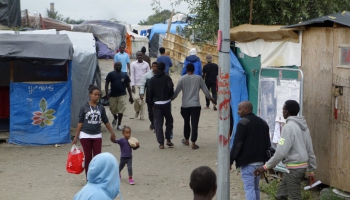 Francija sākusi pārvietot nepilngadīgos no Kalē migrantu nometnes