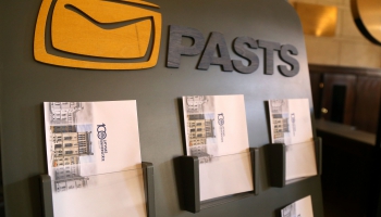 Izmaiņas Latvijas pasta pakalpojumos: vēstuļu sūtīšana maksā dārgāk, paku - lētāk