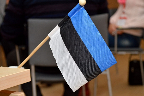 Dzelzs priekškara ēnā