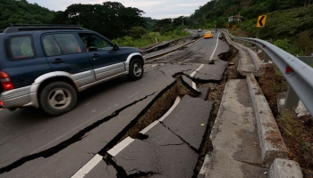 Ekvadorā pieaug zemestrīces upuru skaits