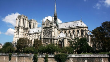 Ugunsgrēks Parīzes Dievamātes katedrālē satrauc pasaules sirdis