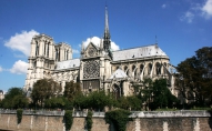 Ugunsgrēks Parīzes Dievamātes katedrālē satrauc pasaules sirdis