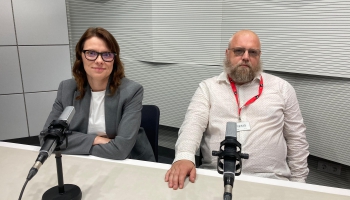 Brutālisms, pikseļu estētika, slava un piezemētība Ernesta Kļaviņa izstādē “Zelta elks”