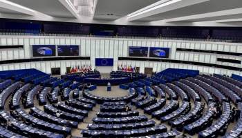 Eiropas Parlamenta deputāti apstiprina lēmumu pakāpeniski atteikties no Krievijas gāzes