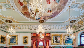 Vai zini, kā Melngalvju nama Svētku zālē radušies zviedru karaļu milzīgie portreti?