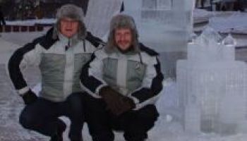 Jelgavas Starptautiskā ledus skulptūru festivāla direktors Mintauts Buškevics un tēlnieks Kārlis Īle