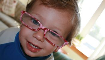 Izaicinājumi, pārliecinot mazu bērnu, nēsāt brillītes