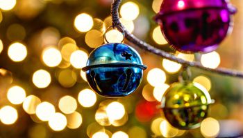 Волшебные лампочки: как украсить дом к Рождеству 