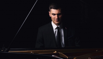 Pārvērst šo tumšo nakti par visskaistāko nakti. Intervija ar pianistu Vestardu Šimkus