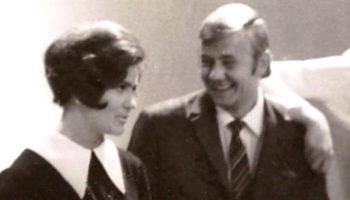Mīļi! Nora Bumbiere un Ojārs Grinbergs Ģederta Ramana dziesmā "Veltījums skolai" (1969)