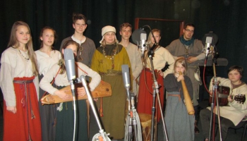Muzicē Lēdurgas folkloras kopas „Putni” dalībnieki