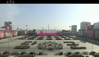 Ziemeļkoreja dienu pirms olimpisko spēļu atklāšanas sarīko vērienīgu militāro parādi