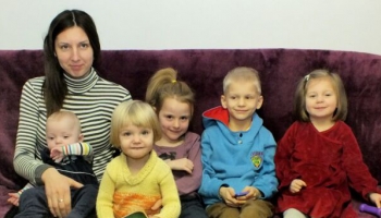 Stāsts par Latvijas lepnuma balvas ieguvēju Inesi Feceri un viņas pieciem bērniem