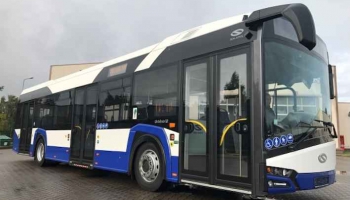 Dāma un milzīgs Rīgas satiksmes maršruta autobuss