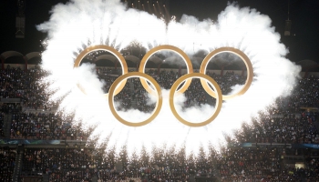 Spēles ir sākušās. Turam īkšķus par kamaniņbraucējiem un slēpotājiem!