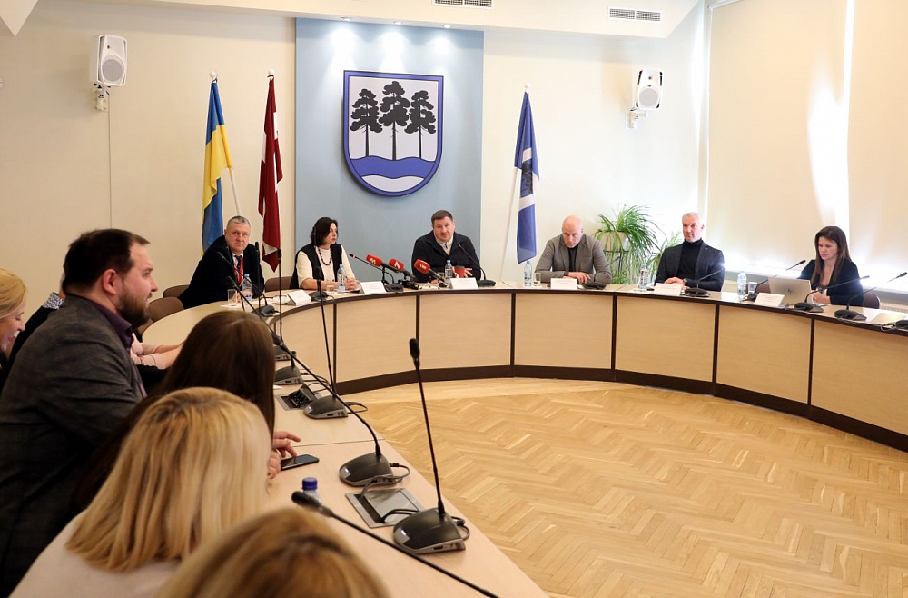 Ogres domē veido mēra biroju; iedzīvotāju padomes satrauc ierobežojumi kritizēt vietvaru