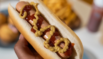 Latvijas autobraucēji ir rekordisti hotdogu ēšanā!